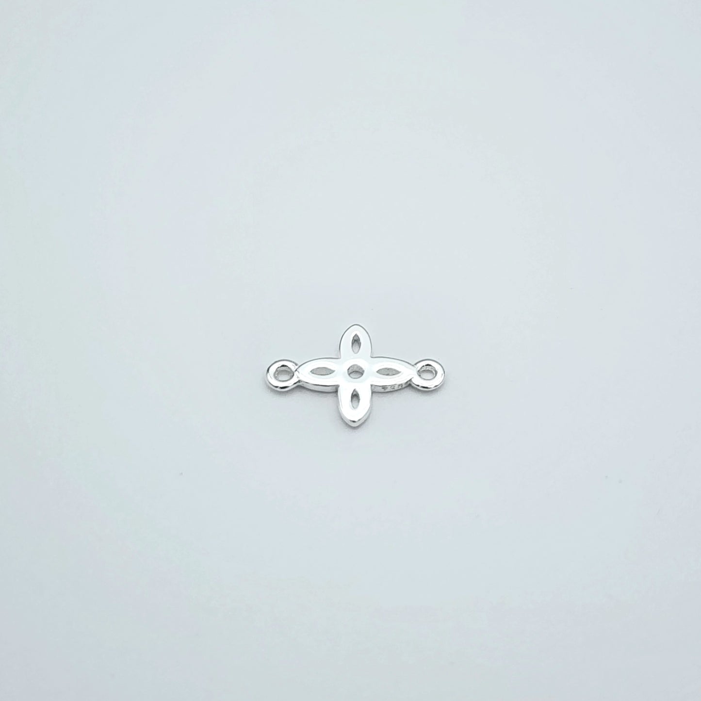 Silver clover connector