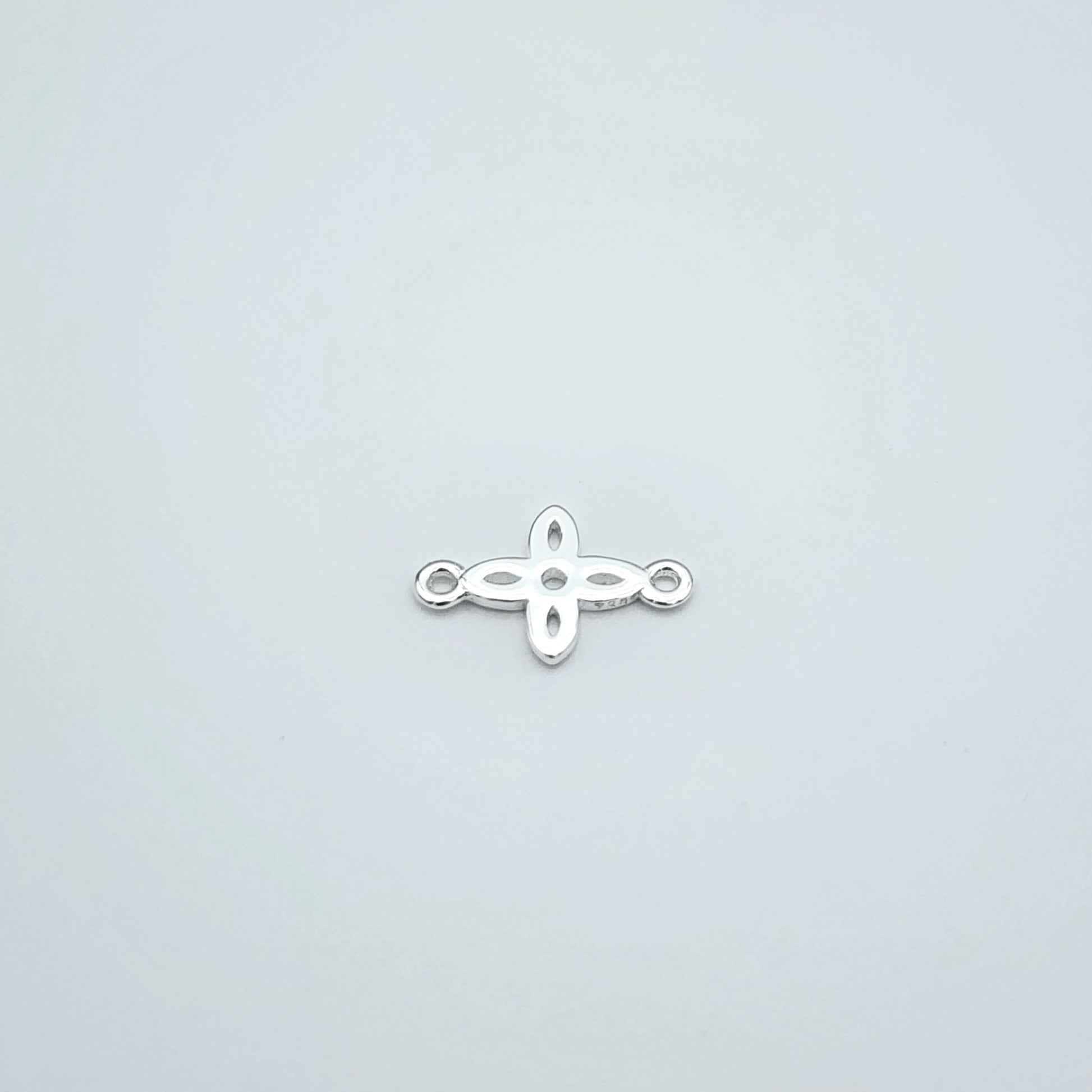 Silver clover connector